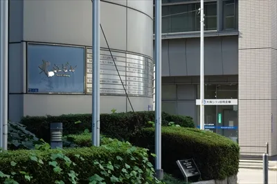 ④ まっすぐ進むとすぐに、大江ビルと大阪シティ信用金庫があります。