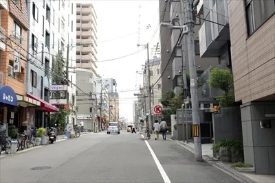⑥ 小学校前を真っ直ぐ進むと、右手のビルに医療法人橘甲会があります。